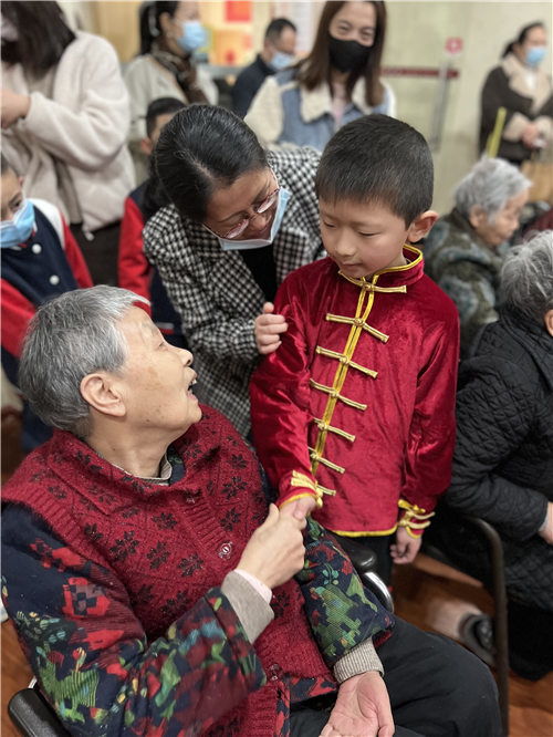 學習雷鋒紀念日 長沙育英學校志愿服務暖人心